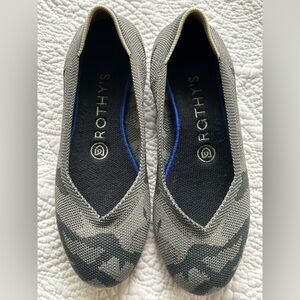 Rothy’s The Flat round toe ballet flats in a grey camouflage print. Sz 6 Read